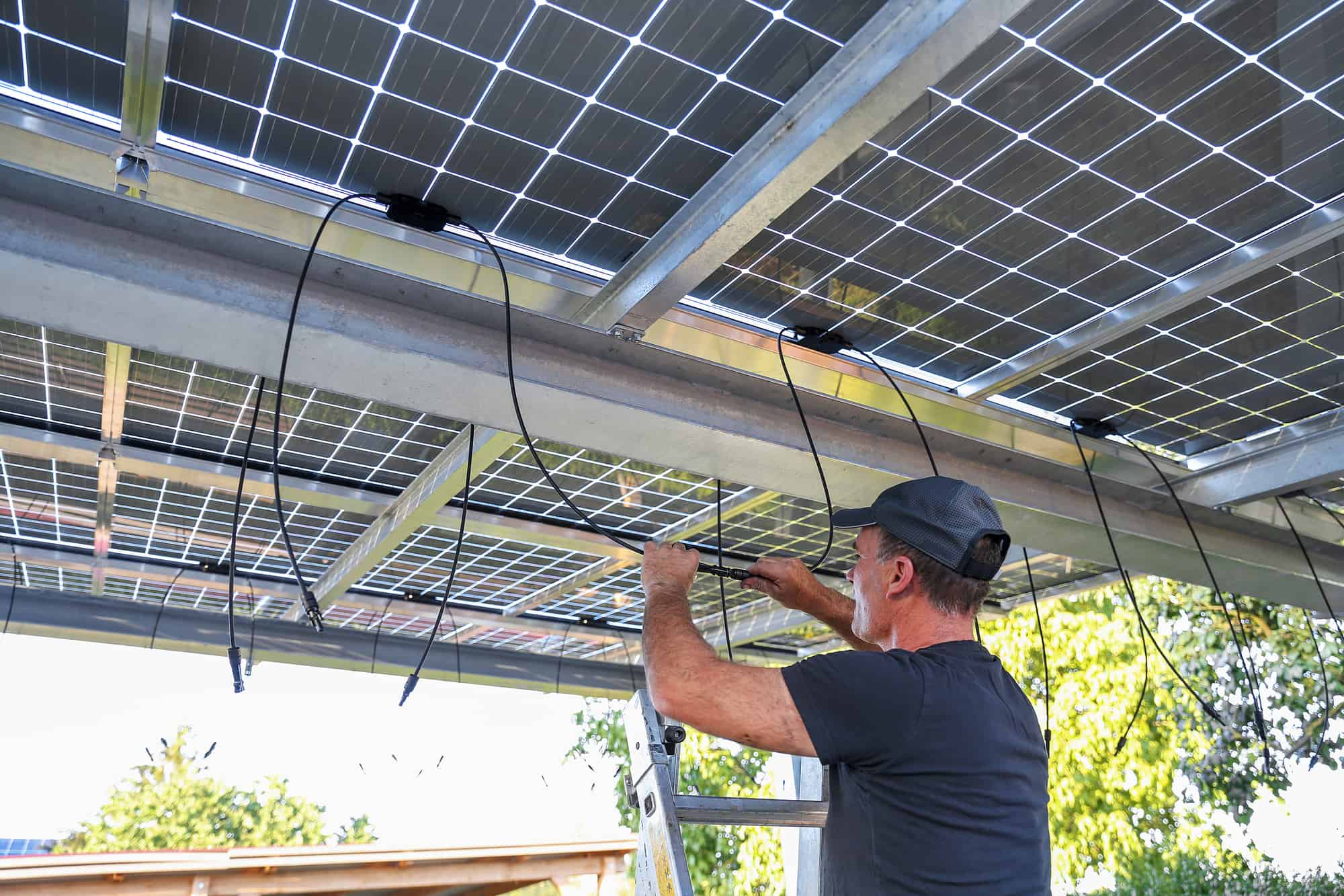 Installation von halbtransparenten Solarmodulen auf einer Solarterrasse